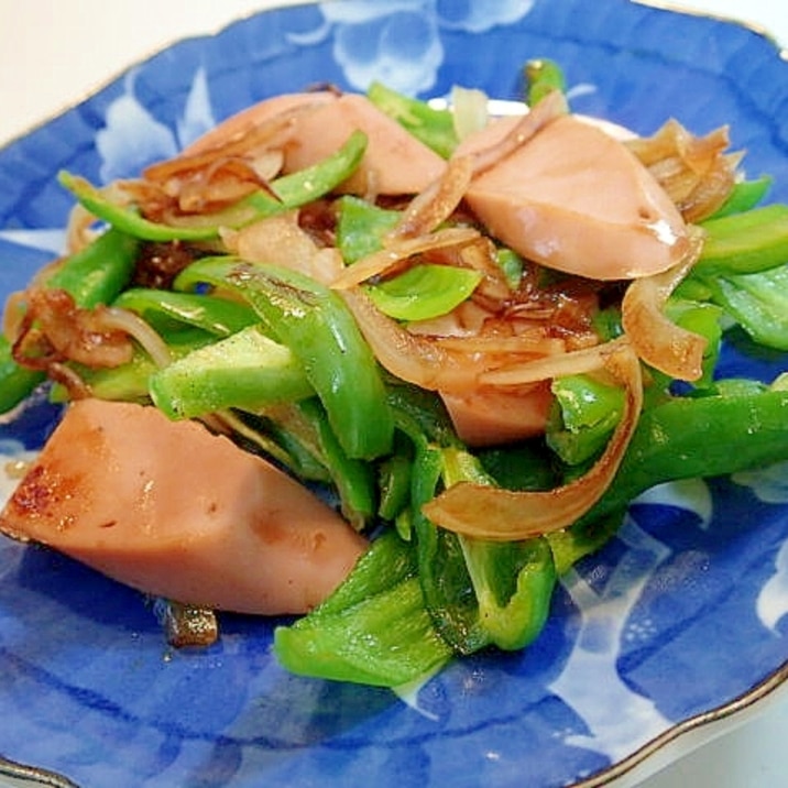 魚肉ソーセージとピーマンと玉ねぎの麺つゆ炒め